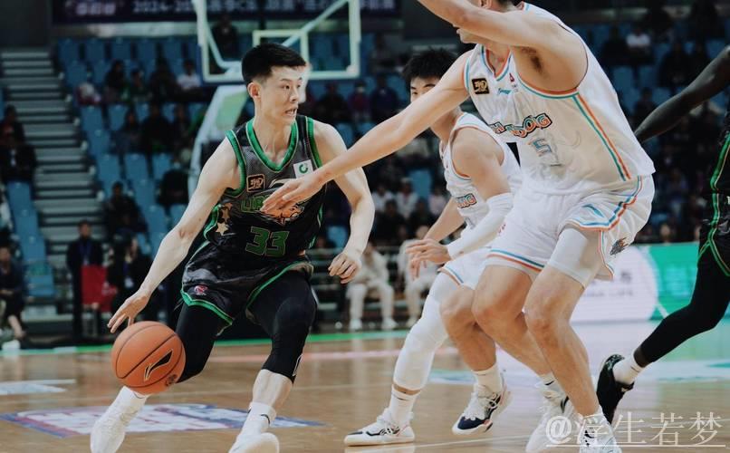 杨鸣单独部署王岚嵚与外援战术,付豪加强投篮训练 杨鸣单独部署王岚嵚与外援战术,付豪加强投篮训练